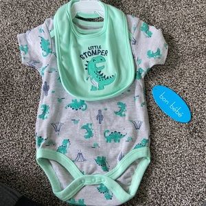 Short sleeved onesie with matching bib- dinosaurs
